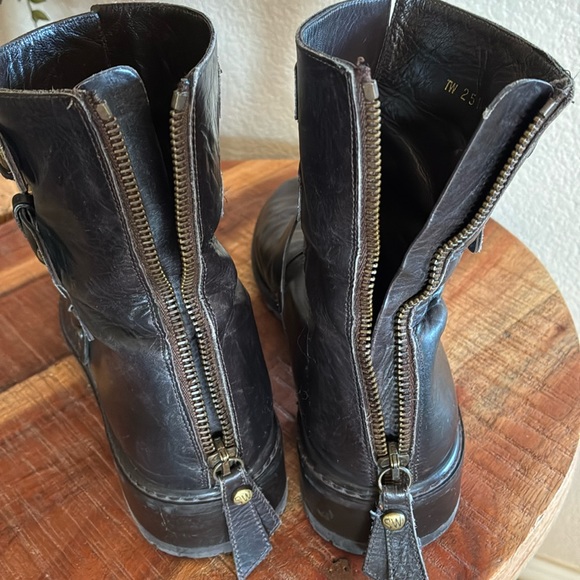 STUART WEITZMAN leather combat boots, brown, brass buckle/straps, lug sole. 7 - Picture 9 of 17